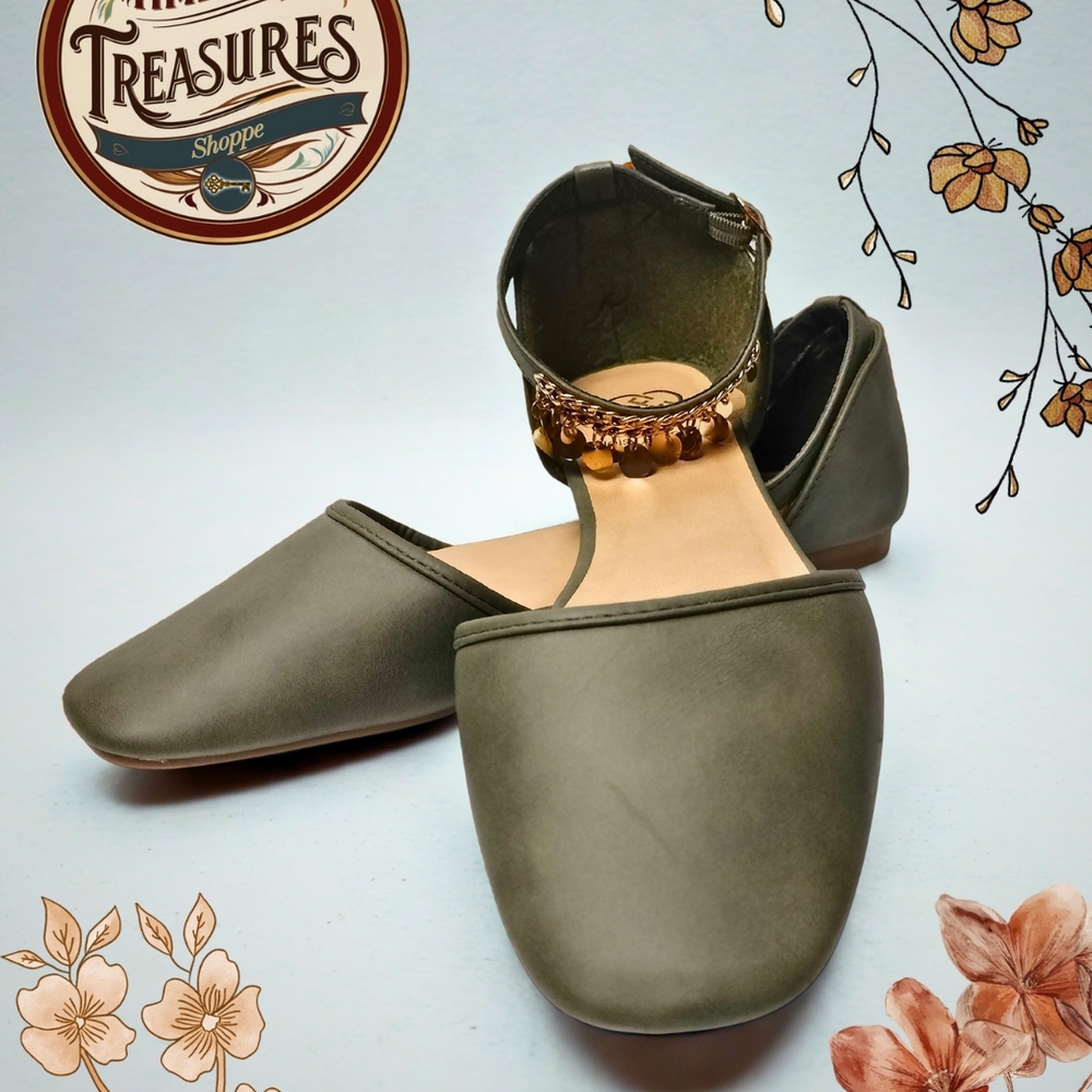 Boho Chic Summer Daisy Fuentes Flats with Gold Coin Charms - Size 8.5M
